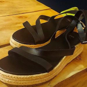 $NEW..ZARA LEATHER CUTE SANDALS!! IN MINT CONDITION!!! COMFORTABLE AND CLASSY !!